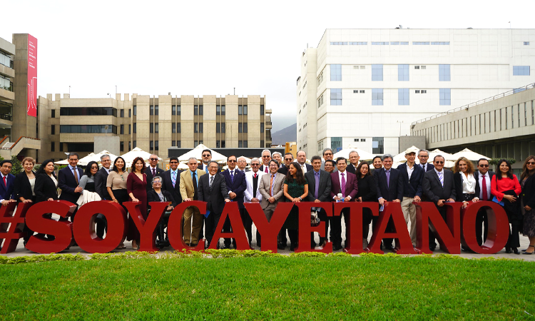 egresados-cayetano-aniversario-famed-30-campus