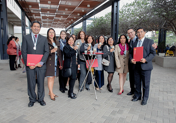 egresados-cayetano-evento-faci-fapsi-brindis