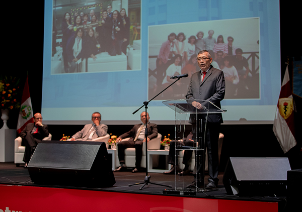 egresados-cayetano-evento-faci-fapsi-discurso