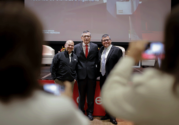 egresados-cayetano-evento-faci-fapsi-posando-foto