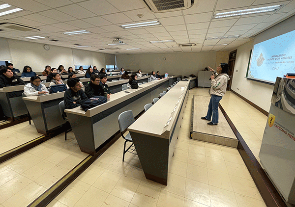 egresados-cayetano-programa-ferreycorp-ponente-aula