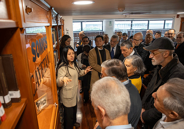 egresados-cayetano-famed-50-aniversario-fernando-porturas-biblioteca