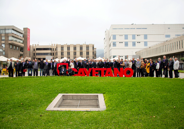 egresados-cayetano-famed-50-aniversario-fernando-porturas-campus