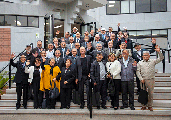 egresados-cayetano-famed-50-aniversario-fernando-porturas-escaleras