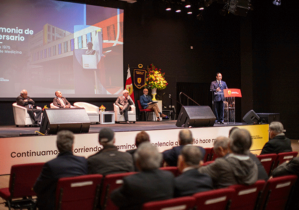 egresados-cayetano-famed-50-aniversario-fernando-porturas-rector