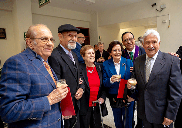 egresados-cayetano-famed-60-aniversario-brindis
