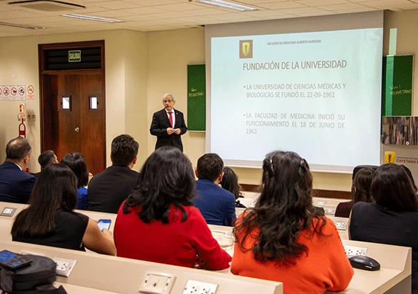 101025-1-egresados-cayetano