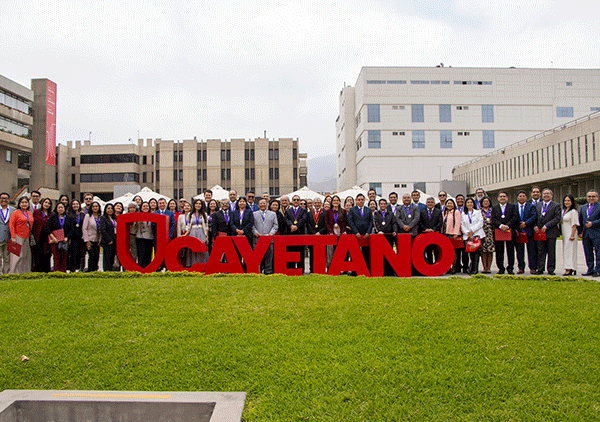 101025-3-egresados-cayetano