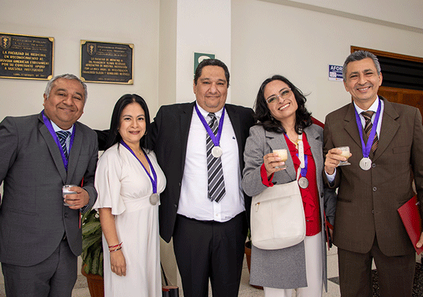 101025-4-egresados-cayetano