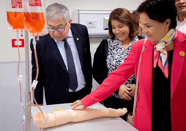 141025-3-egresados-cayetano