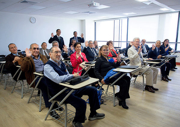 141025-4-egresados-cayetano