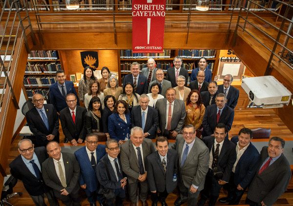 241025-1-egresados-cayetano