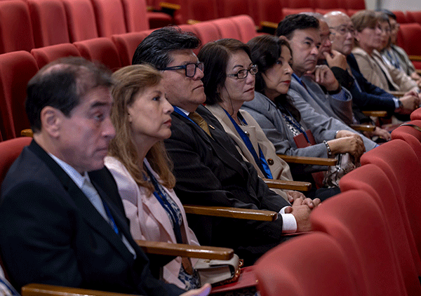 311025-1-egresados-cayetano