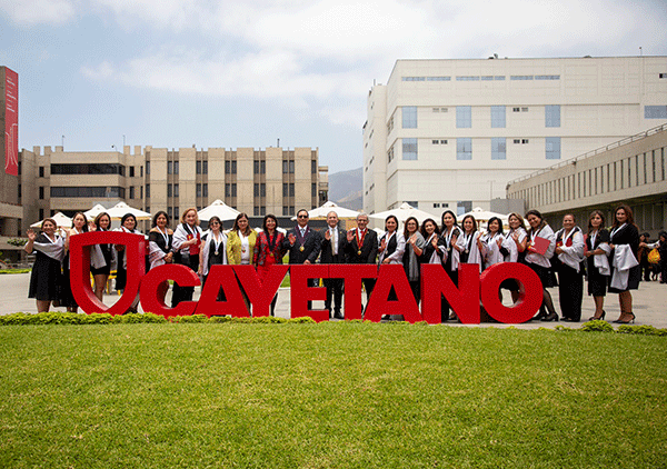 311025-2-egresados-cayetano