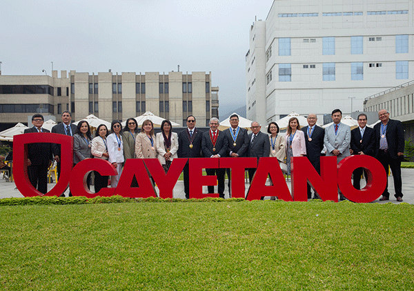 311025-3-egresados-cayetano